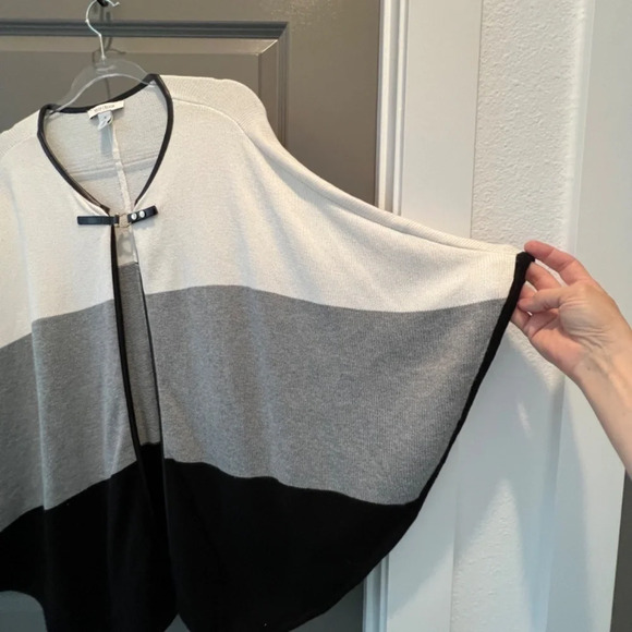 White House Black Market size M Schawll Grey, White, and Black sweater material - Picture 7 of 7
